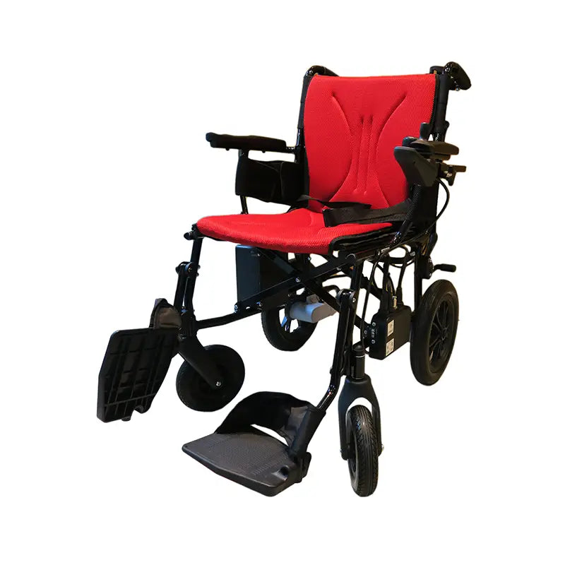 美國Masar美莎MA-10型電動輪椅，採用鮮紅色座墊，超輕便攜設計，前導輪配合大後輪提供穩定性，帶手動控制杆，適合追求便攜與自由移動的用戶。