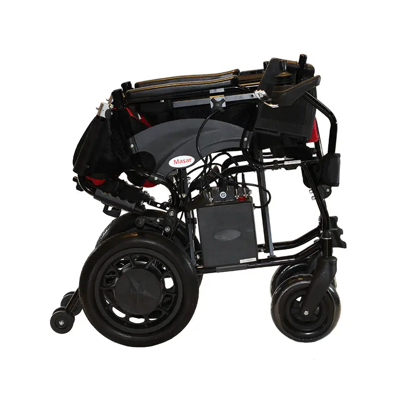 摺疊式黑色電動輪椅，帶有紅色座墊和側邊控制搖桿。