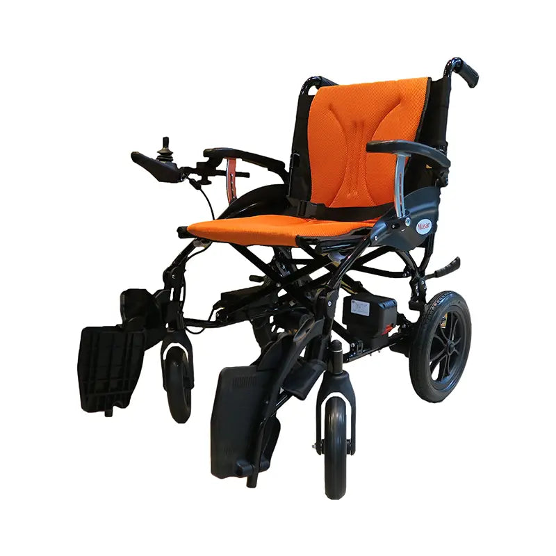 輕便電動輪椅：美國Masar美莎MA-17電動輪椅，具有醒目的橙色坐墊和背靠，黑色框架，配置有前方的腳踏和後方的大輪胎，旁邊是操控桿，整體設計著重於使用者的舒適性與機動性。