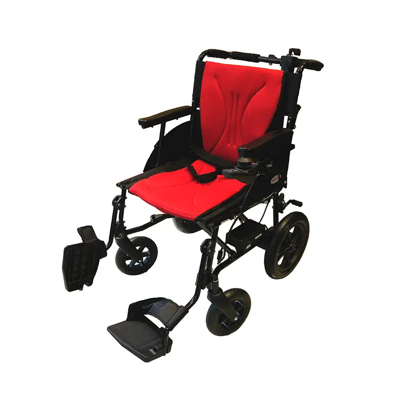 Masar美莎品牌的MA-18型號進階電動輪椅，呈現鮮紅色座墊與背靠，搭配黑色框架，配有腳踏和小型前輪。