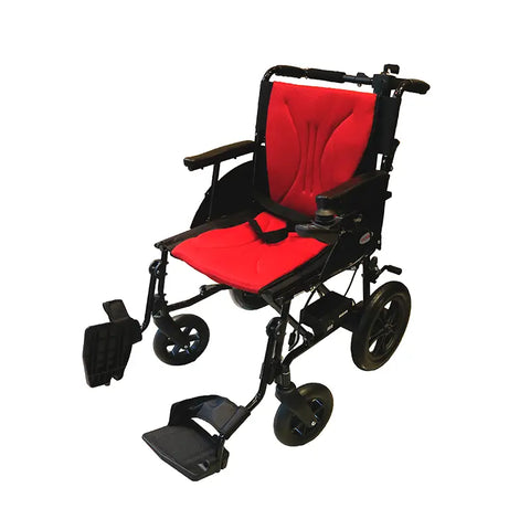 Masar美莎品牌的MA-18型號進階電動輪椅，呈現鮮紅色座墊與背靠，搭配黑色框架，配有腳踏和小型前輪。