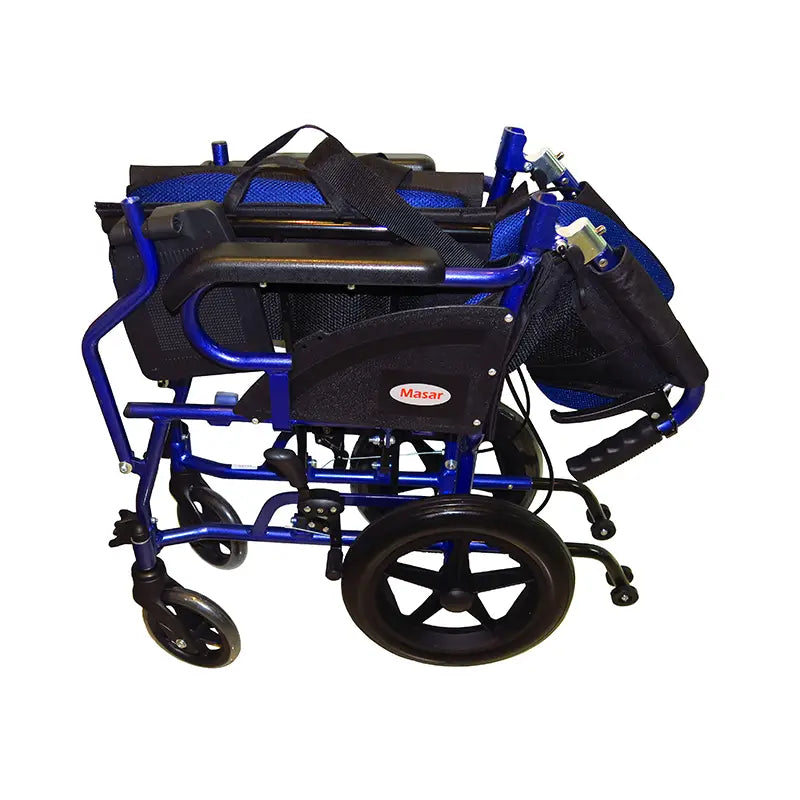 這張圖片顯示了一款摺疊式的藍色電動輪椅，具有黑色的坐墊和背靠，旨在提供便攜性和舒適性。