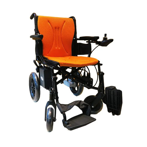 美國Masar美莎MA-9系列電動輪椅，橙色透氣座墊，超輕設計，整體重量僅13.3公斤，集輕便性與耐用性於一身，提供用戶卓越的靈活性與舒適體驗。